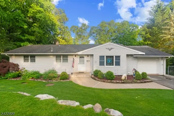 17 Foxhill Ln, Ringwood Boro, NJ 07456