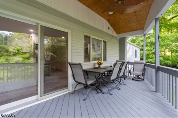 17 Foxhill Ln, Ringwood Boro, NJ 07456