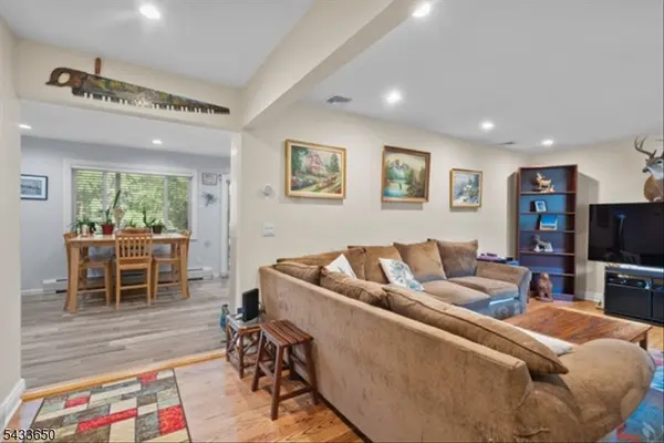 17 Foxhill Ln, Ringwood Boro, NJ 07456
