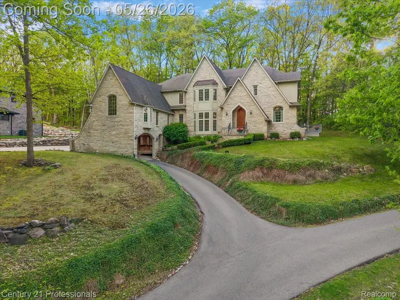 6705 College Park DR, Springfield Charter Township, MI 48346