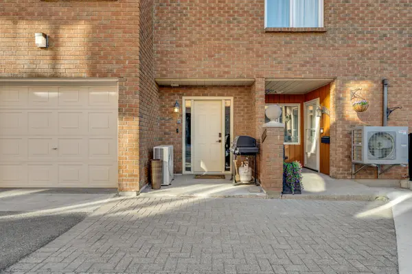 106 Stratas CT N, Kanata, ON K2L 3K4