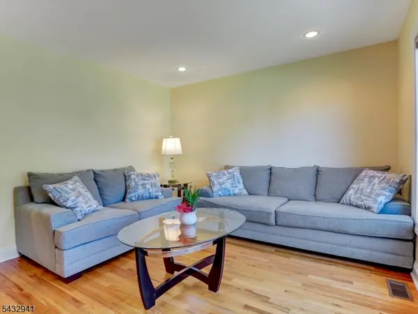 15 Woodrow Pl, West Caldwell Twp., NJ 07006