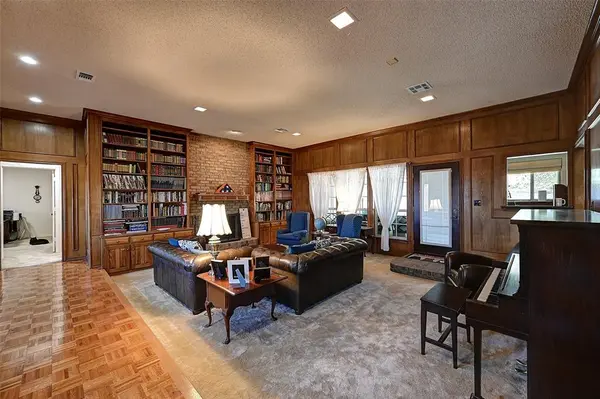 2300 Woodsong Trail, Arlington, TX 76016