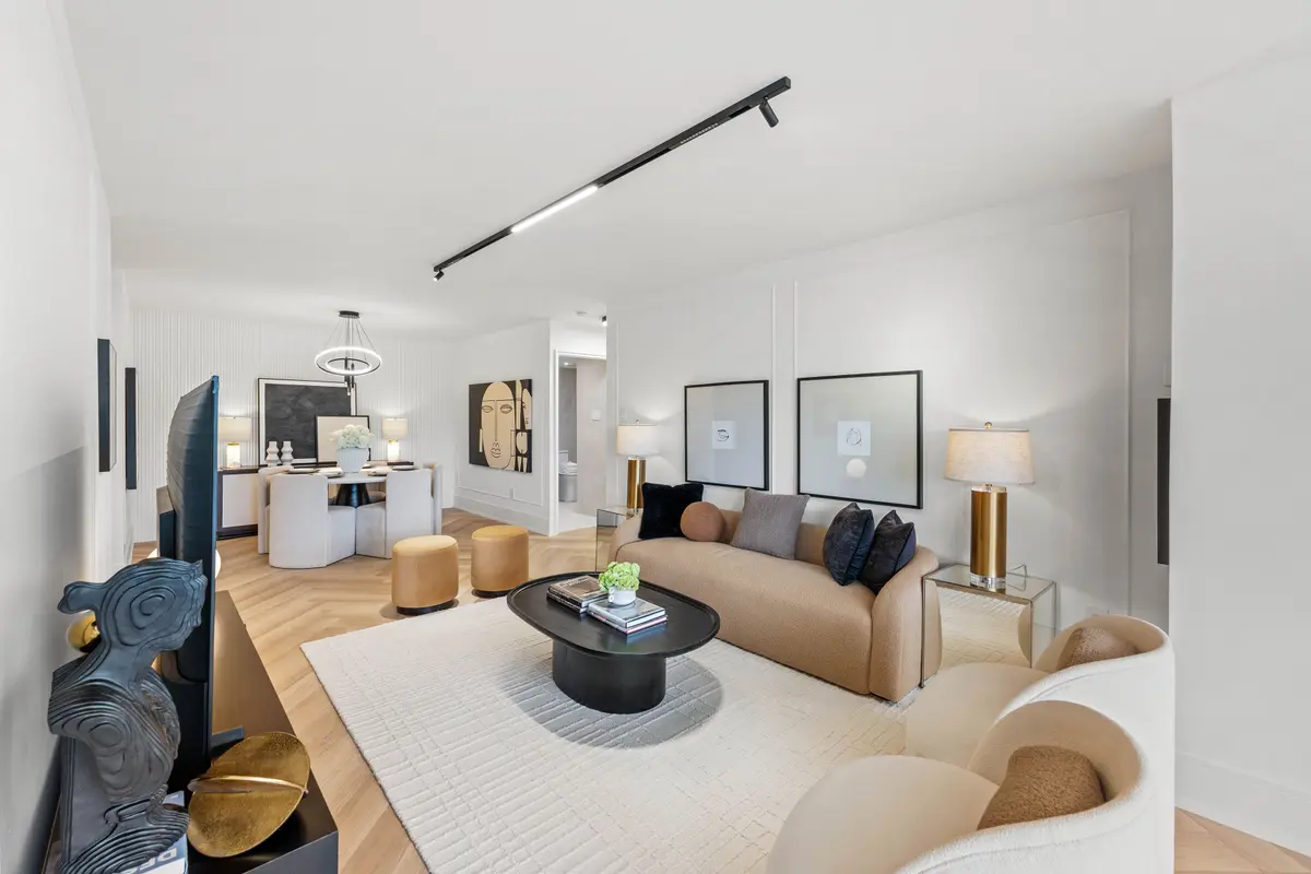 11 Townsgate DR #210, Vaughan, ON L4J 8G4