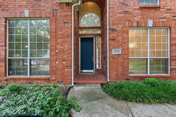2214 Woods Edge Court, Corinth, TX 76210