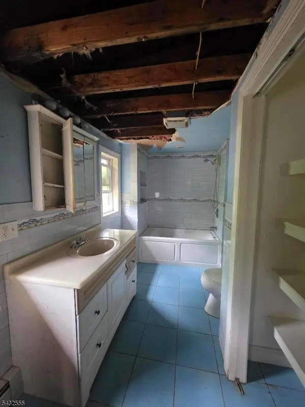 11 Oak St, Wanaque Boro, NJ 07420