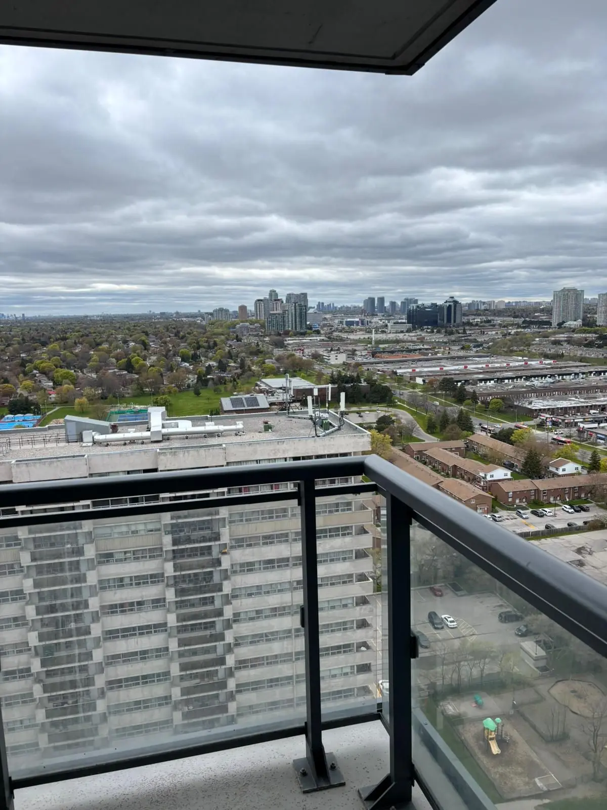 30 Meadowglen PL #2504, Toronto E09, ON M1G 0A6