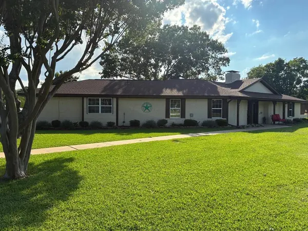 105 Elm Drive, Oak Leaf, TX 75154