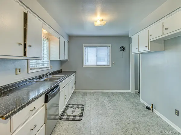 8501 Allen RD, Allen Park, MI 48101