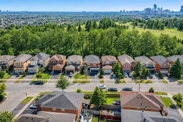304 Barondale DR, Mississauga, ON L4Z 3T7