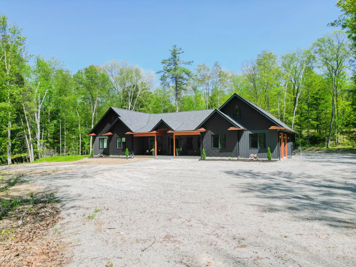 1017 Davis DR, Gravenhurst, ON P0E 1N0