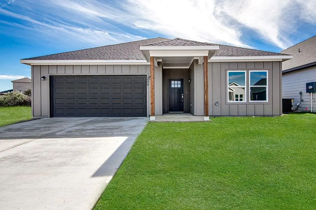 209 Lead Creek Drive, Fort Worth, TX 76131