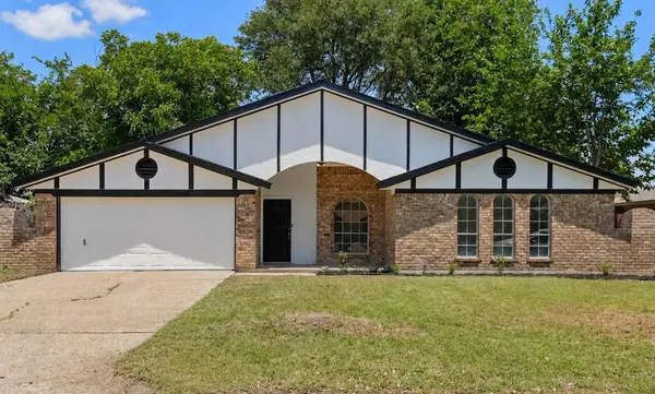 2004 Pebblecreek Drive, Cleburne, TX 76033