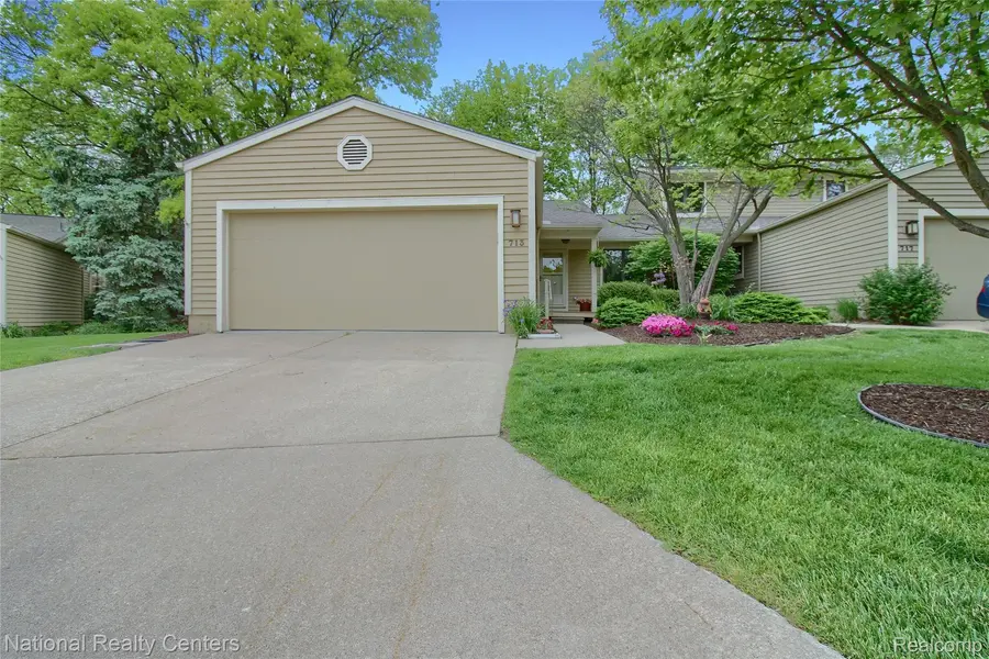 713 Woodcreek CIR #26, Saline, MI 48176