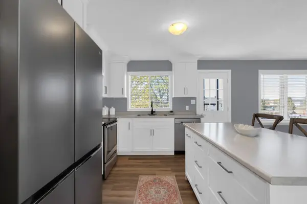 16 Glenview AVE, Springwater, ON L0L 1P0