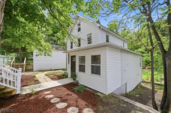 222 Main St, Newton Town, NJ 07860