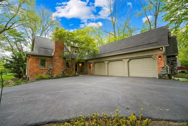 21734 Beauford LN, Farmington Hills, MI 48167