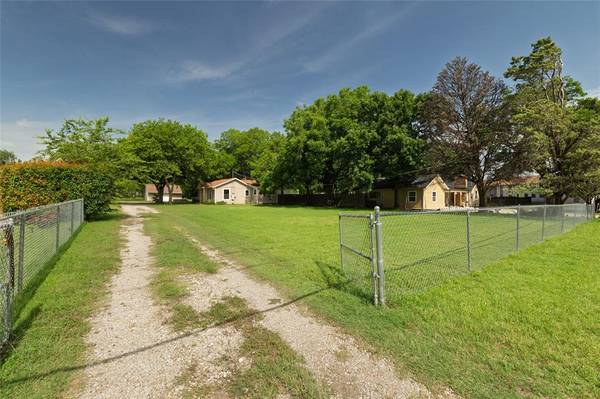 313 N Roe Street, White Settlement, TX 76108