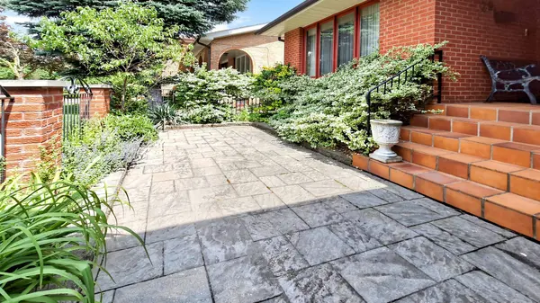 29 Ernest AVE, Toronto C15, ON M2J 3T4
