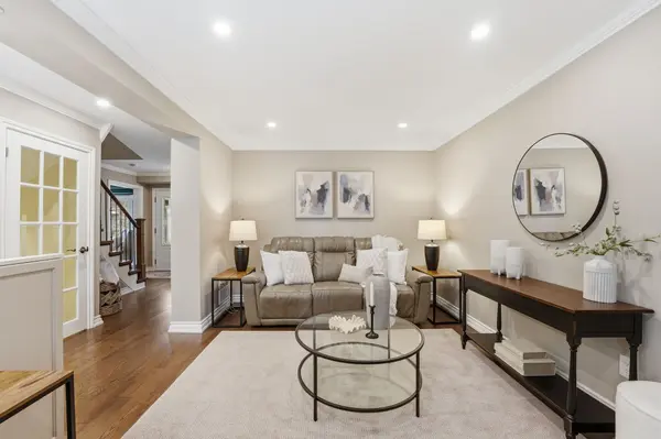 40 Moffat CRES, Aurora, ON L4G 4Z9