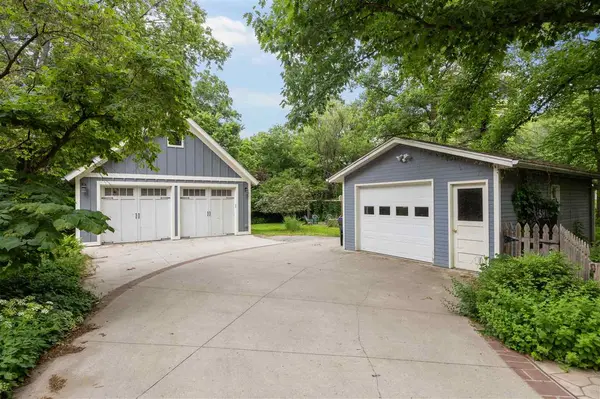 725 S Summit St, Iowa City, IA 52240