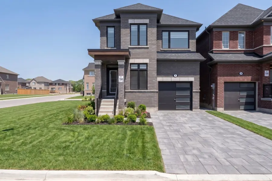 6 Rackham LN, Clarington, ON L1E 0M3