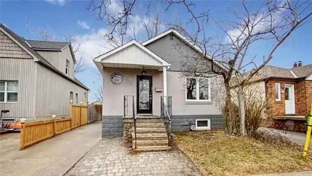 1058 Alexandra AVE W #Upper, Mississauga, ON L5E 1Z8