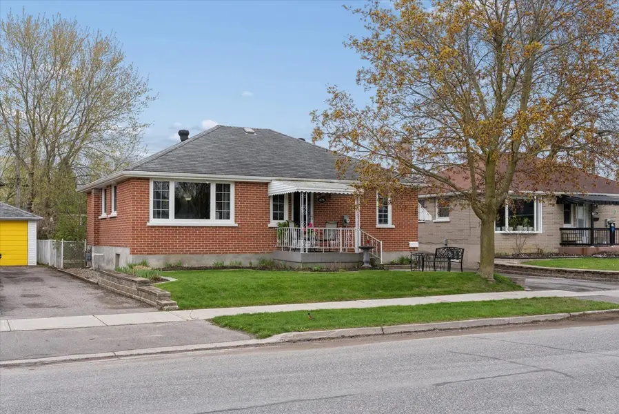 679 Bellaire ST, Peterborough, ON K9J 3Y5