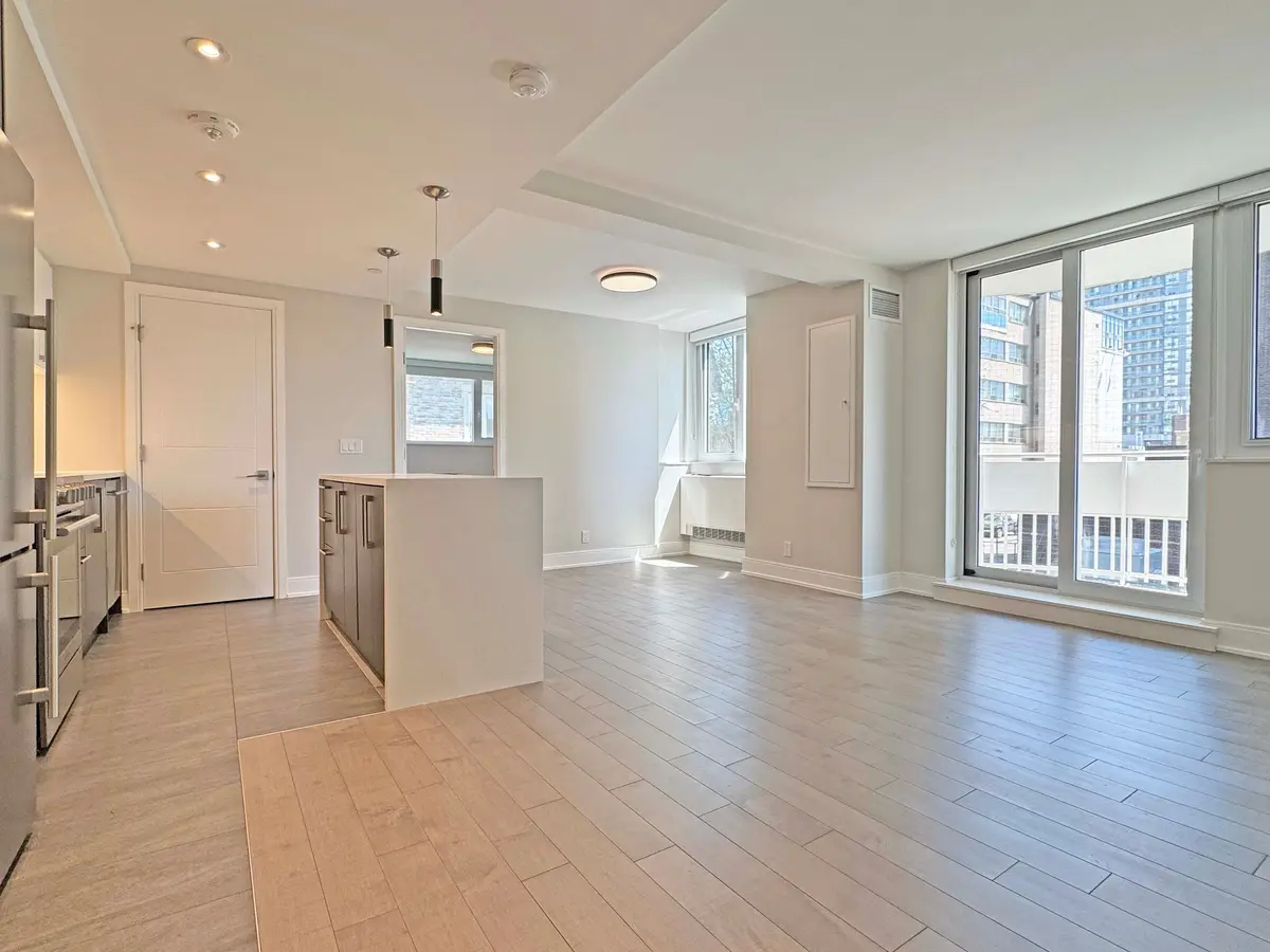 11 Walmer RD #306, Toronto C02, ON M5R 2W9