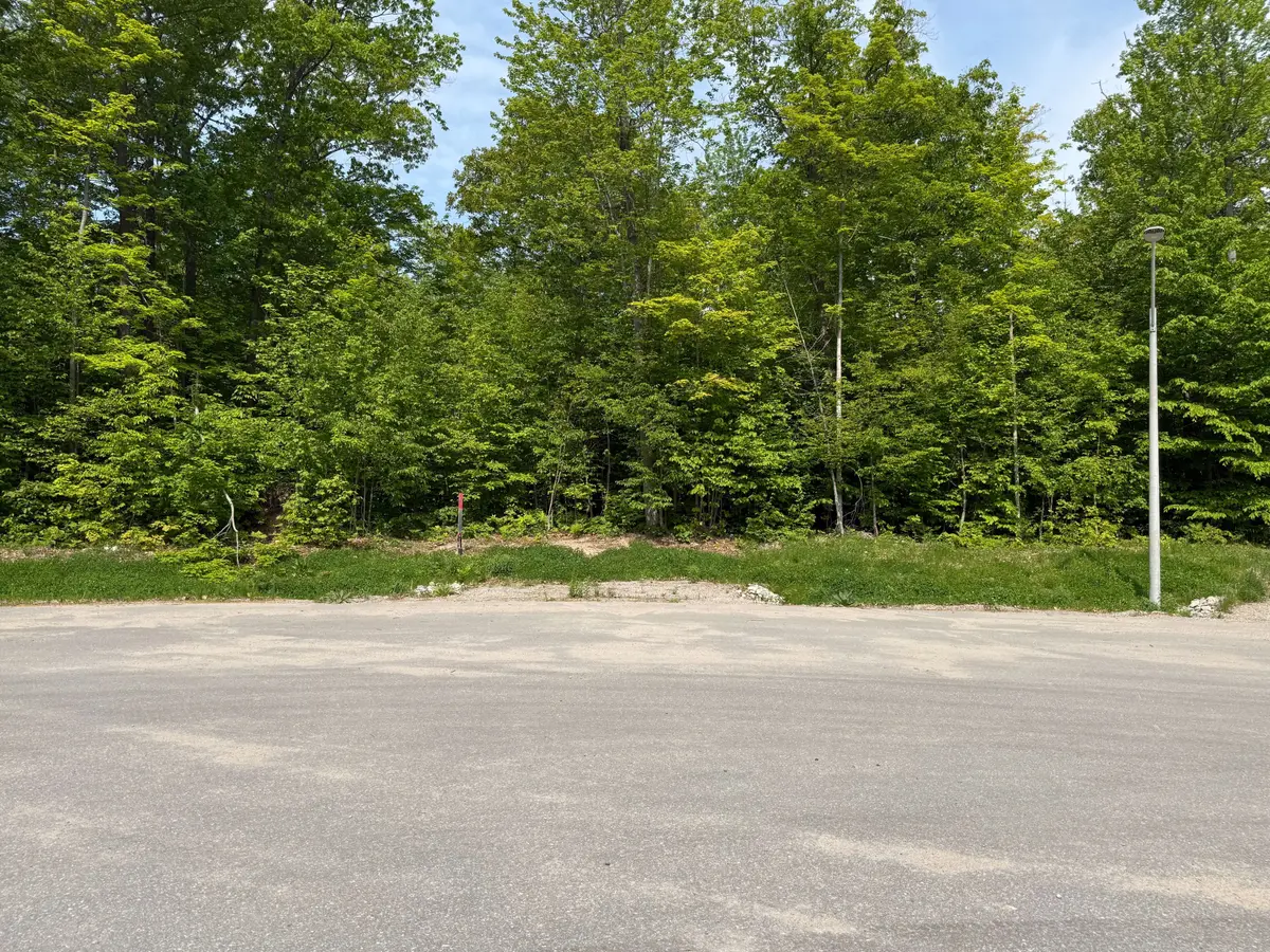 LT 50 Whispering Pine CIR E, Tiny, ON L9M 0C2