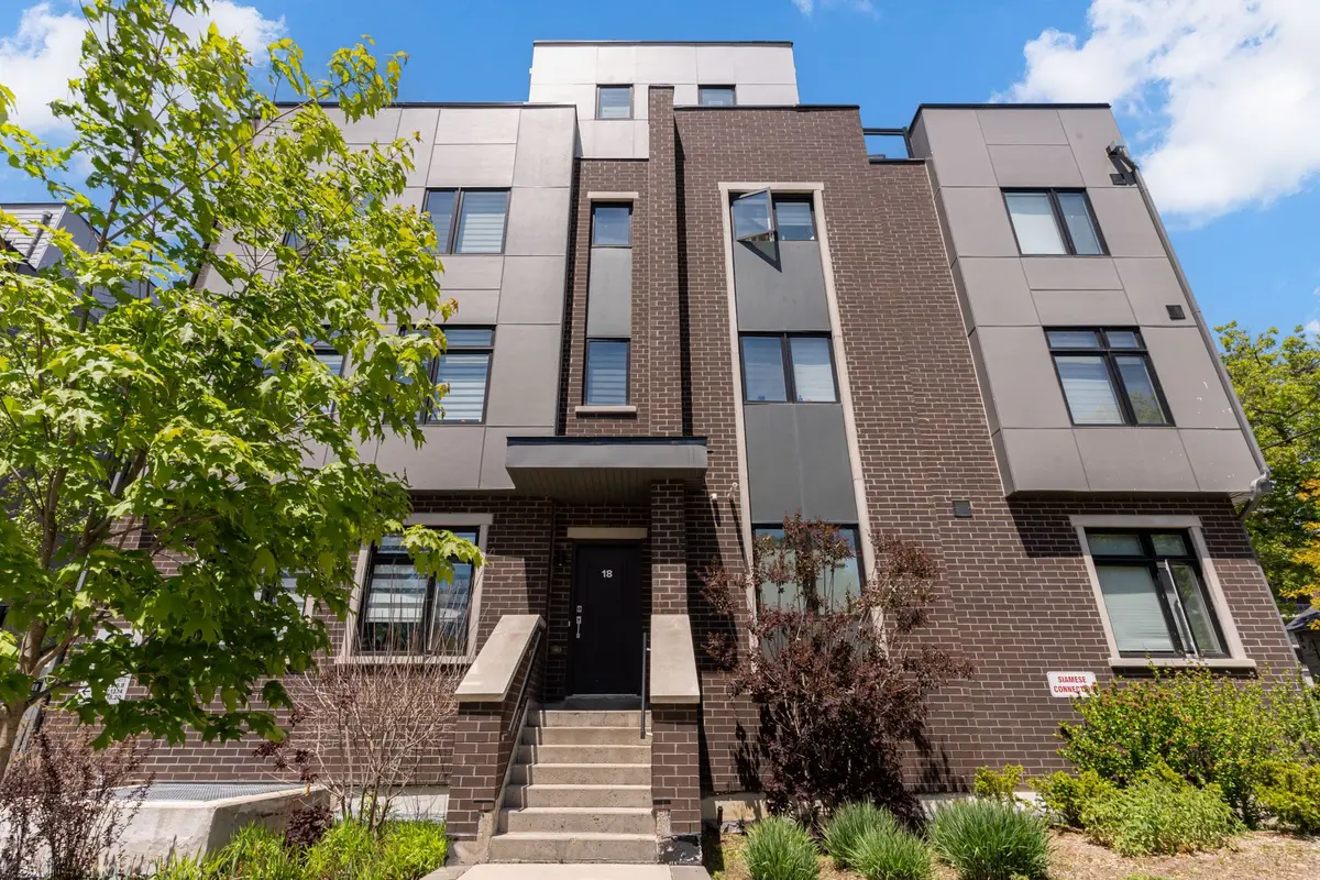 66 Long Branch AVE #4, Toronto W06, ON M8W 3J4