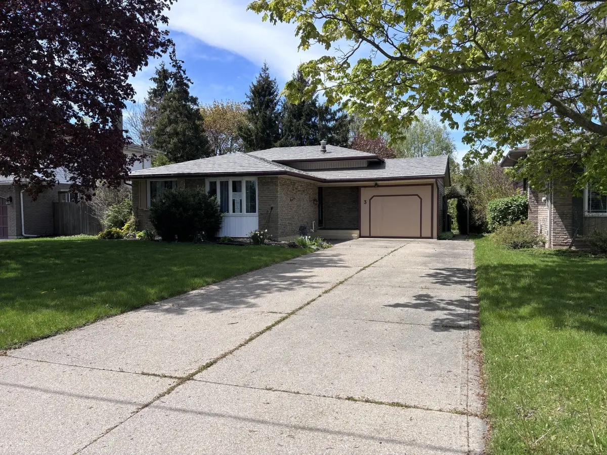 3 GOVERNOR SIMCOE DR, St. Catharines, ON L2N 3J1