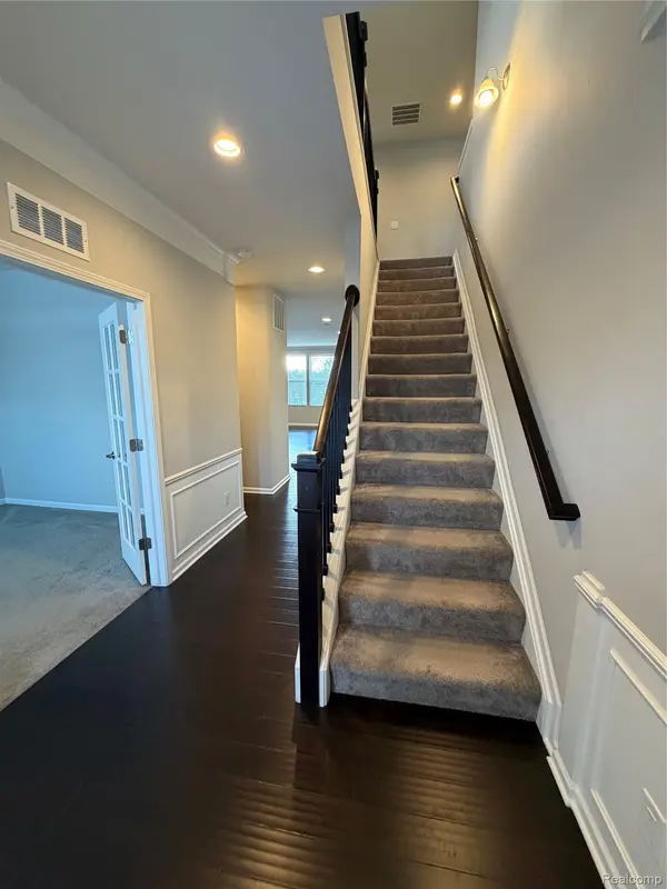 31065 Tremont LN, Beverly Hills Village, MI 48025