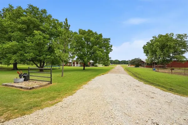 905 Crawford Road, Sadler, TX 76264