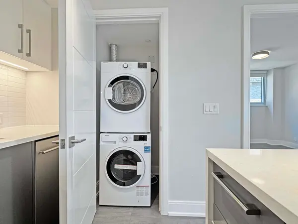 11 Walmer RD #306, Toronto C02, ON M5R 2W9