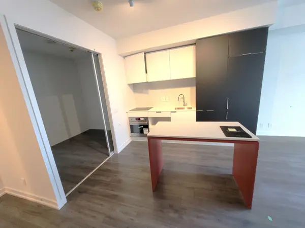 33 Helendale AVE #1701, Toronto C03, ON M4R 0A4
