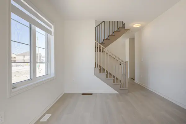 6 Rackham LN, Clarington, ON L1E 0M3