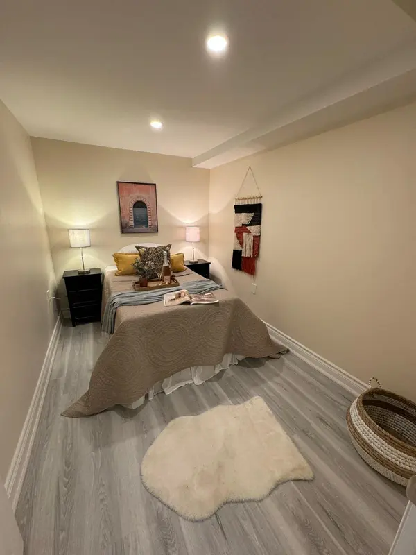 248 Crossland Gate #Room 2, Newmarket, ON L3X 1A9