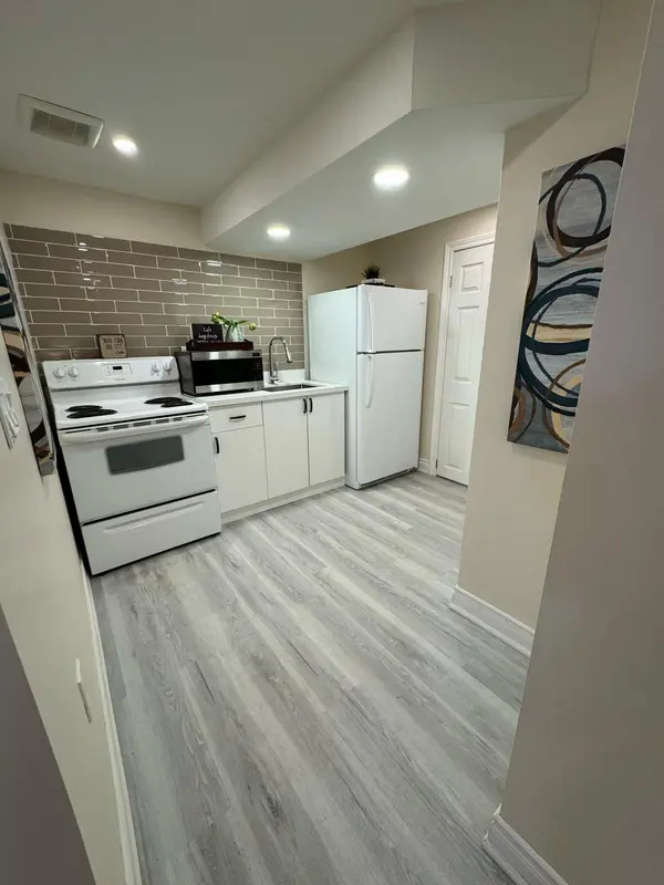 248 Crossland Gate #Room 2, Newmarket, ON L3X 1A9