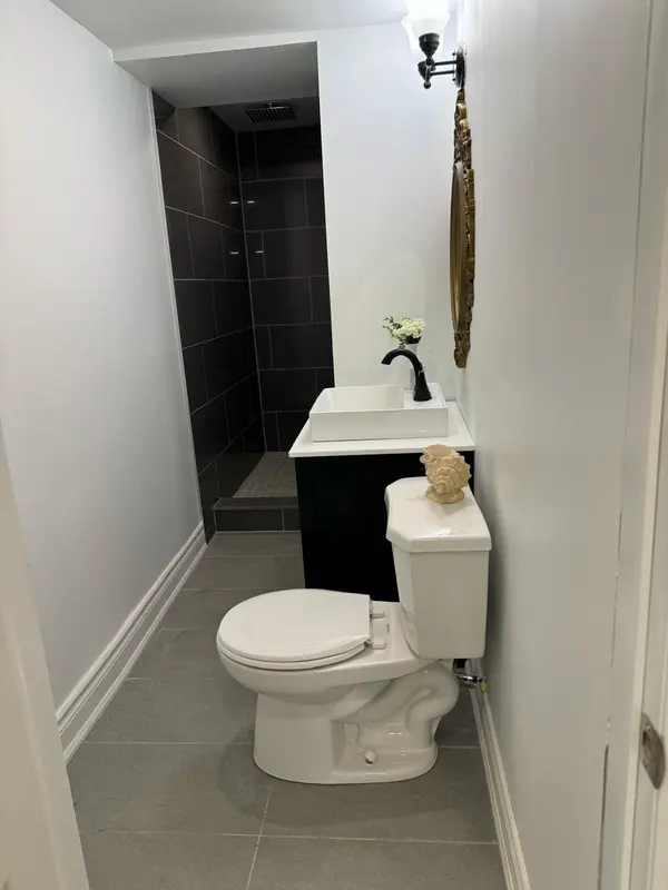 248 Crossland Gate #Room 2, Newmarket, ON L3X 1A9