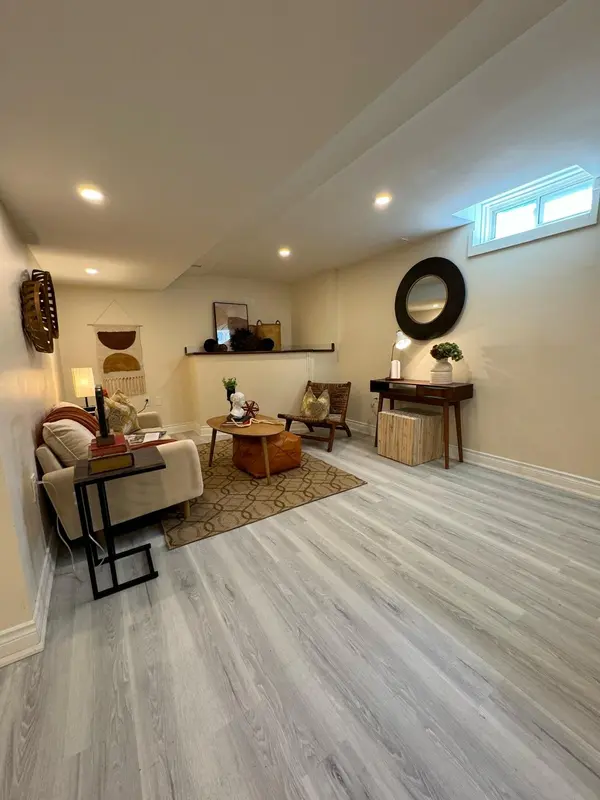 248 Crossland Gate #Room 2, Newmarket, ON L3X 1A9