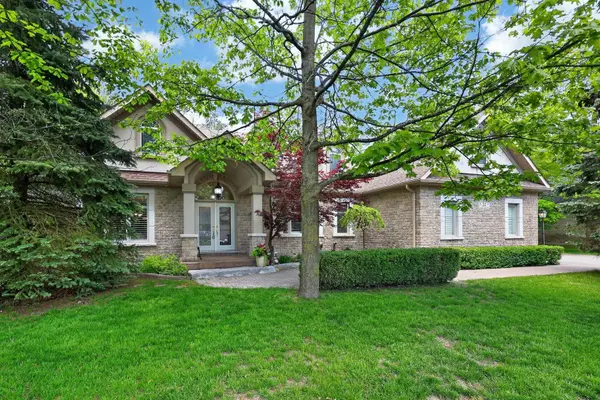 22 Lloyd Cook DR E, Springwater, ON L9X 0H5