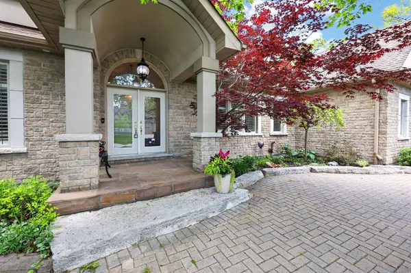 22 Lloyd Cook DR E, Springwater, ON L9X 0H5