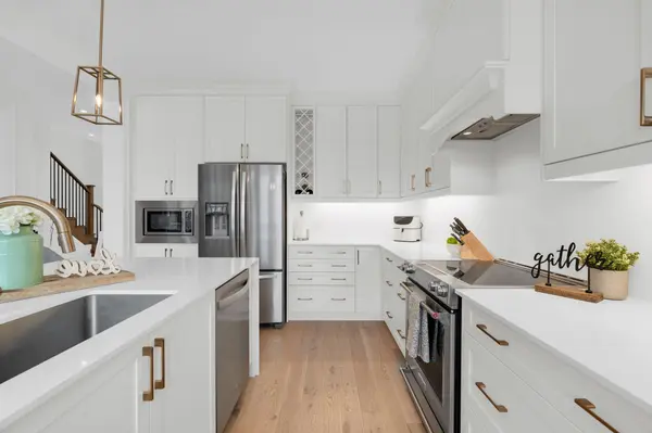 4 Periwinkle RD, Springwater, ON L9X 2E2