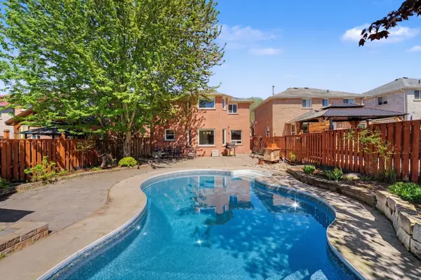 28 Hawkins DR, Barrie, ON L4N 0A6