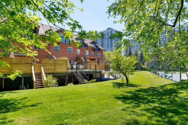 68 Tradewind DR, Oakville, ON L6L 6K8