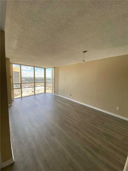 50 Eglinton AVE #903, Mississauga, ON L5R 3P5