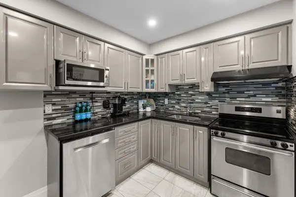 1050 Shawnmarr RD #129, Mississauga, ON L5H 3V1