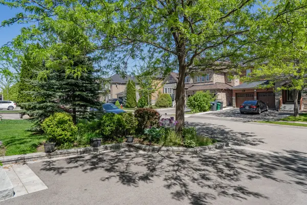 26 Emperor DR, Brampton, ON L6P 1X5