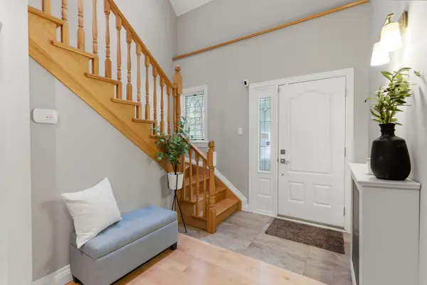 53 Monkton AVE, Toronto W07, ON M8Z 4N4